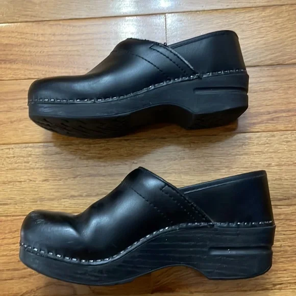 Women’s Dansko Nursing Clogs - Good Condition - Size 36 - Picture 6 of 7